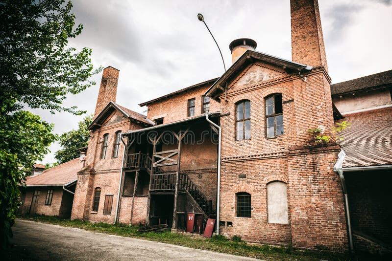 Kragujevac, Servië - Juli 18, 2016: Het museum van Stara Livnica, bepaalt van dichtbij oude fabriek in Kragujevac, Servië de plaa royalty-vrije stock fotografie Kragujevac, Servië - Juli 18, 2016: Het museum van Stara Livnica, bepaalt van dichtbij oude fabriek in Kragujevac, Servië de plaa royalty-vrije stock fotografie