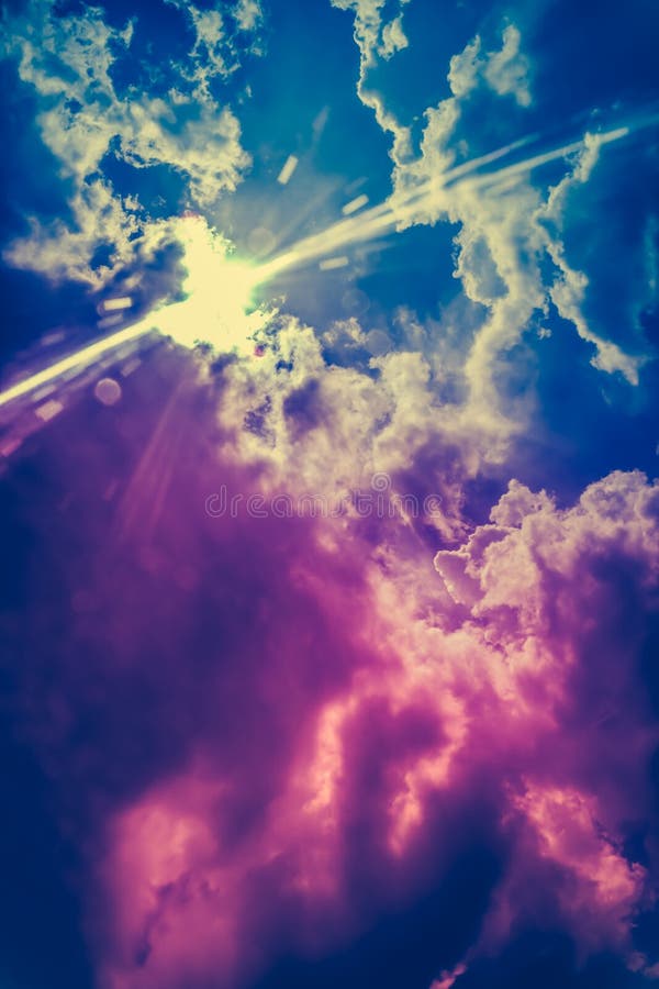 Krajobraz cloudscape tło Kolorowy niebo z sunbeam wewnątrz zdjęcie royalty free Krajobraz cloudscape tło Kolorowy niebo z sunbeam wewnątrz zdjęcie royalty free