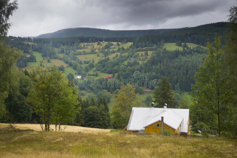 Krajobraz górski w rejonie Velka Upa w górach olbrzymich w Czechach