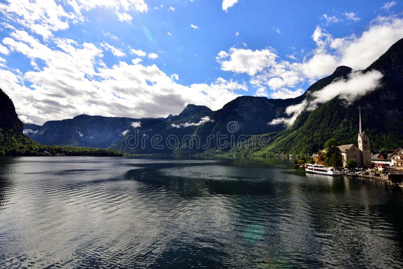 Krajobraz góry, jezioro i domy w Hallstatt, fotografia royalty free Krajobraz góry, jezioro i domy w Hallstatt, fotografia royalty free