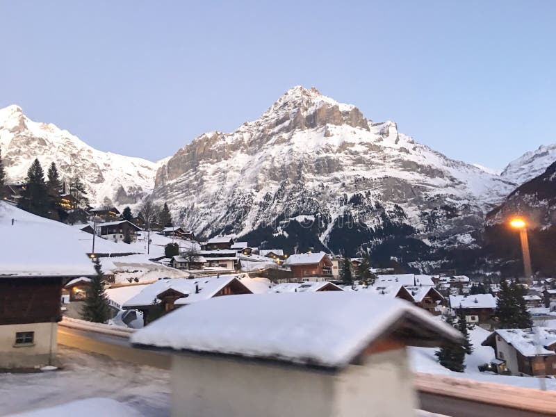 Krajobraz i natura przy Grindelwald doliną z chmurami, niebieskie niebo. Krajobraz i natura przy Grindelwald doliną z chmurami, niebieskim niebem i śniegiem zakrywającymi w zimie, przyprawiamy wysokogórskiego Szwajcaria alps azjatykciego tła eiger Europe zieleni wakacje domu piękny bernese zimny jungfrau lauterbrunnen mannlichen monch oberland kurortu rigi kulm scenerii skłonu lata słońca wschód słońca zmierzchu szwajcara wierzchołka turystyki podróży widoku halnej plenerowej tradycyjnej wioski biały drewnianego