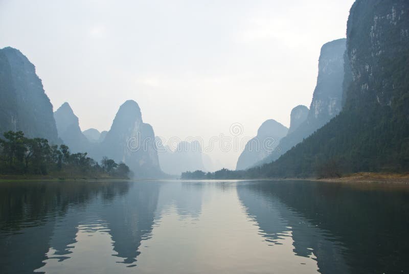 Krajobraz Li rzeka w zimie, Guilin, Chiny zdjęcia royalty free Krajobraz Li rzeka w zimie, Guilin, Chiny zdjęcia royalty free