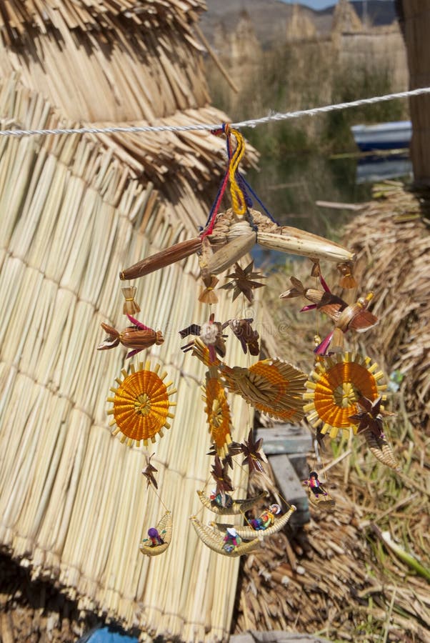 Krajobraz Uros spławowe wyspy w magicznych błękitnych kolorach Titicaca jezioro z Andes pasmem górskim wewnątrz obrazy stock Krajobraz Uros spławowe wyspy w magicznych błękitnych kolorach Titicaca jezioro z Andes pasmem górskim wewnątrz obrazy stock