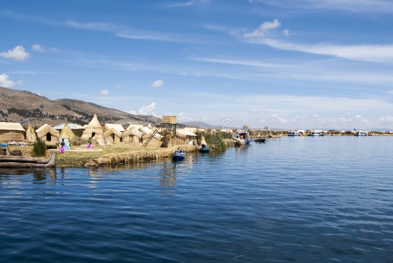Krajobraz Uros spławowe wyspy w magicznych błękitnych kolorach Titicaca jezioro z Andes pasmem górskim wewnątrz obrazy royalty free Krajobraz Uros spławowe wyspy w magicznych błękitnych kolorach Titicaca jezioro z Andes pasmem górskim wewnątrz obrazy royalty free