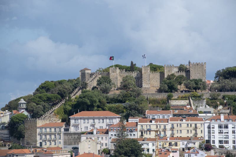 Krajobraz widoków z powietrza na budynki i zamek w lisbon portugal fotografia stock