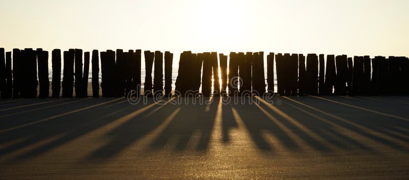 Krajobraz z dennymi groynes, światło i cień zdjęcie royalty free