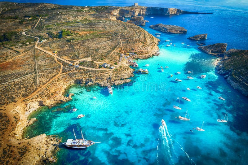 Krajobraz z niebieskim laguną na wyspie comino malta
