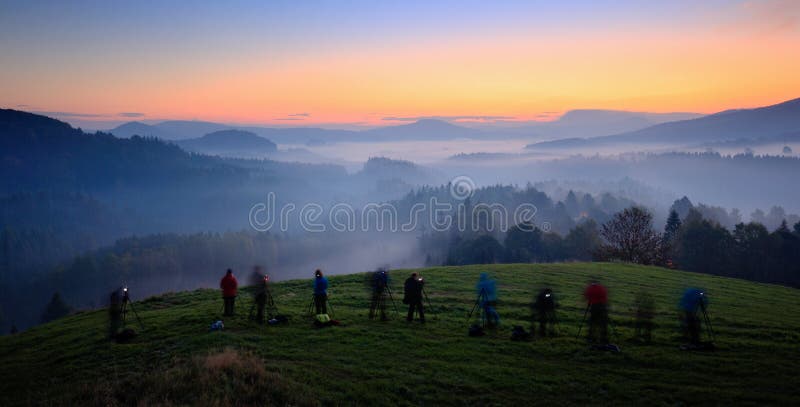 Krajobrazowy fotografia warsztat Fotografowie na kursie podczas halnego wschodu słońca Wzgórza i wioski z mgłowym rankiem Mgła w