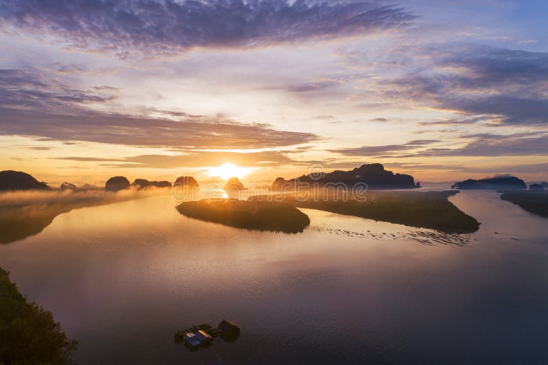 Krajobrazowy natura widok, Piękny lekki wschód słońca nad górami w Thailand widoku z lotu ptaka trutnia strzale fotografia royalty free