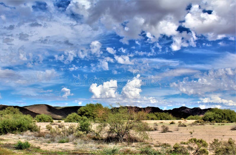 Krajobrazowy sceniczny widok od Maricopa okręgu administracyjnego, mesa, Arizona Pinal okręg administracyjny, Florencja złącze, A zdjęcie stock Krajobrazowy sceniczny widok od Maricopa okręgu administracyjnego, mesa, Arizona Pinal okręg administracyjny, Florencja złącze, A zdjęcie stock
