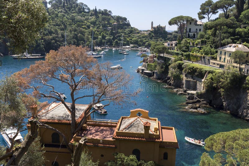 Krajobrazy, domy i wille na morzu wzdłuż wybrzeża Portofino, zdjęcie royalty free Krajobrazy, domy i wille na morzu wzdłuż wybrzeża Portofino, zdjęcie royalty free