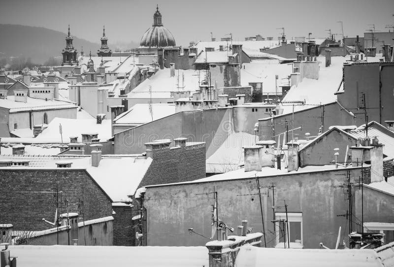 Krakau in Kerstmistijd, satellietbeeld op sneeuwdaken in centraal deel van stad BW foto polen europa royalty-vrije stock fotografie Krakau in Kerstmistijd, satellietbeeld op sneeuwdaken in centraal deel van stad BW foto polen europa royalty-vrije stock fotografie