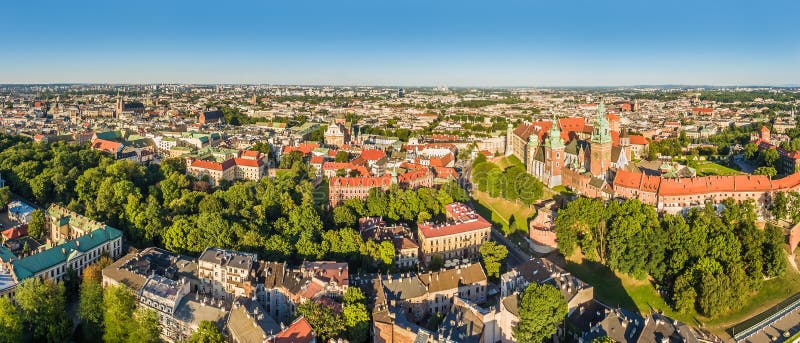 Krakau - Panorama der Stadt von der Luft Landschaft der alten Stadt mit der Vogel ` s Augenansicht des Wawel-Schlosses stockfoto Krakau - Panorama der Stadt von der Luft Landschaft der alten Stadt mit der Vogel ` s Augenansicht des Wawel-Schlosses stockfoto
