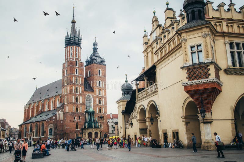 KRAKAU, POLEN - JUNI 27, 2015: St Mary Kerk en sukiennicemuseum in Krakau stock afbeelding KRAKAU, POLEN - JUNI 27, 2015: St Mary Kerk en sukiennicemuseum in Krakau stock afbeelding