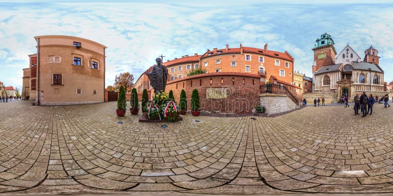 Krakov - 2018: Monumento di Papa Giovanni Paolo II a Cracovia panorama sferico 3D con l'angolo di visione 360 aspetti per realtà fotografia stock libera da diritti Krakov - 2018: Monumento di Papa Giovanni Paolo II a Cracovia panorama sferico 3D con l'angolo di visione 360 aspetti per realtà fotografia stock libera da diritti