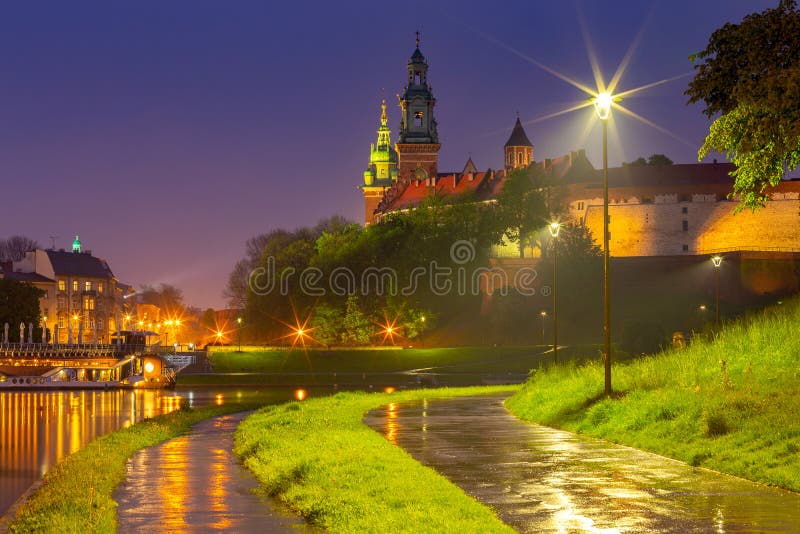 krakow Fasaden av den berömda Wawel slotten i nattbelysning arkivbild krakow Fasaden av den berömda Wawel slotten i nattbelysning arkivbild