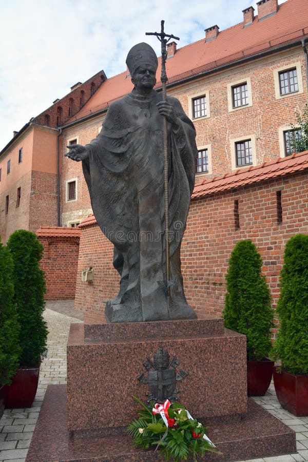 Bronze statue of Pope John XXIII, above the door of the Seminario Vescovile  Giovanni XXIII Roman Catholic religious seminary, Citta Alta, Bergamo,  Italy Stock Photo - Alamy