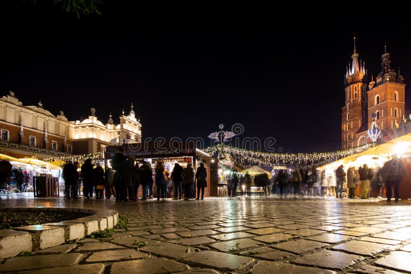 KRAKOW, POLONIA - 6 dicembre 2019: Fiera di Natale sull'antica Rynek Glowny di Cracovia immagine stock libera da diritti KRAKOW, POLONIA - 6 dicembre 2019: Fiera di Natale sull'antica Rynek Glowny di Cracovia immagine stock libera da diritti