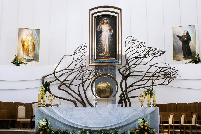 KRAKOW, POLÔNIA - 28 DE MAIO DE 2016: Altar principal na basílica da mercê divina do santuário em Lagiewniki fotos de stock KRAKOW, POLÔNIA - 28 DE MAIO DE 2016: Altar principal na basílica da mercê divina do santuário em Lagiewniki fotos de stock