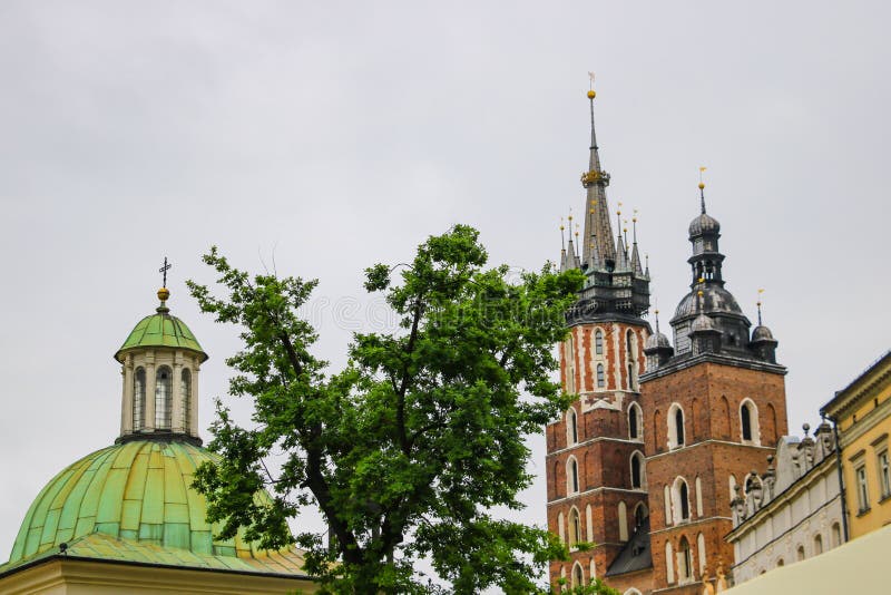 Krakow, Polônia - 21 de maio de 2019: Spiers das igrejas e das igrejas na parte velha de Krakow imagens de stock royalty free Krakow, Polônia - 21 de maio de 2019: Spiers das igrejas e das igrejas na parte velha de Krakow imagens de stock royalty free