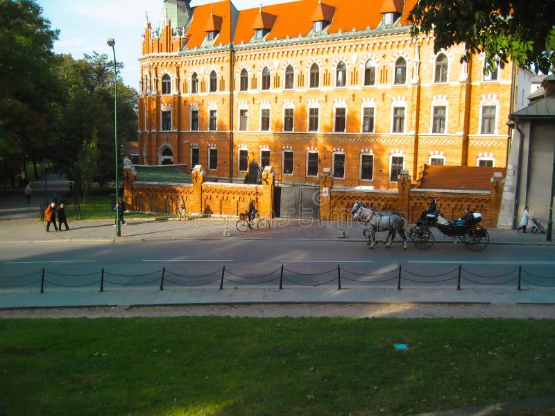 Krakow, Polônia - 10 de outubro de 2011: Uma vista das ruas perto do velho castelo real imagem de stock Krakow, Polônia - 10 de outubro de 2011: Uma vista das ruas perto do velho castelo real imagem de stock