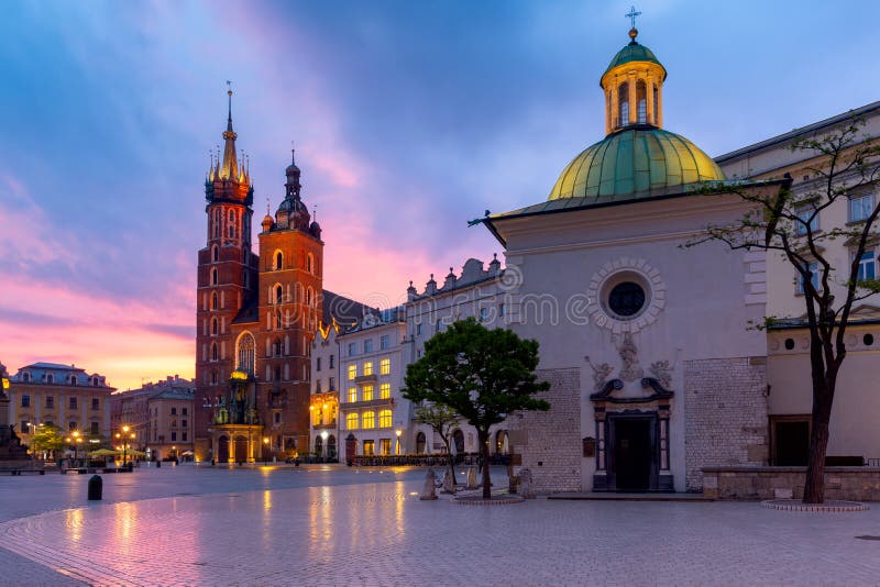 Krakow. St. Mary`s Church and market square at dawn. St. Mary`s Church on the market square in night lighting. Krakow. Poland royalty free stock images Krakow. St. Mary`s Church and market square at dawn. St. Mary`s Church on the market square in night lighting. Krakow. Poland royalty free stock images
