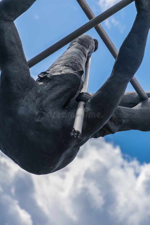 Kraków, Polonia - 23 de septiembre de 2018: Enfoca adentro una estatua artística que es que estira y que sostiene un pedazo y ése foto de archivo Kraków, Polonia - 23 de septiembre de 2018: Enfoca adentro una estatua artística que es que estira y que sostiene un pedazo y ése foto de archivo