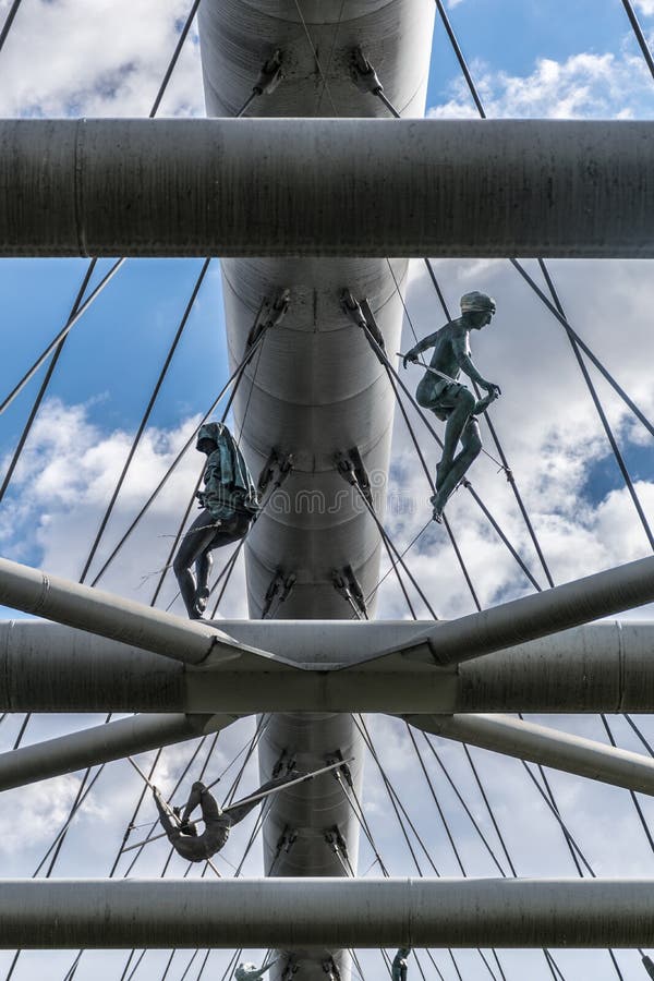 Kraków, Polonia - 23 de septiembre de 2018: Enfocado debido a las estatuas que ornamentate el puente de Kladka Ojca Bernatka fotos de archivo Kraków, Polonia - 23 de septiembre de 2018: Enfocado debido a las estatuas que ornamentate el puente de Kladka Ojca Bernatka fotos de archivo
