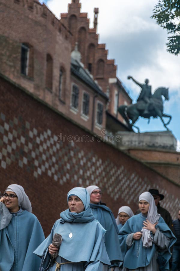 Kraków, Polonia - 23 de septiembre de 2018: Monjas que caminan en el acceso al castillo real de Wawel en Polonia, Kraków, con imágenes de archivo libres de regalías Kraków, Polonia - 23 de septiembre de 2018: Monjas que caminan en el acceso al castillo real de Wawel en Polonia, Kraków, con imágenes de archivo libres de regalías