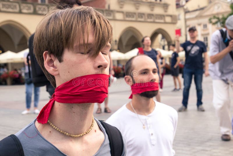 Kraków, Polonia, el 1 de junio de 2018, dos individuos con la cinta roja ató el mou imagen de archivo libre de regalías Kraków, Polonia, el 1 de junio de 2018, dos individuos con la cinta roja ató el mou imagen de archivo libre de regalías