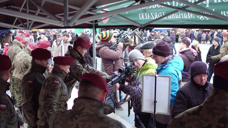 KRAKÓW, POLONIA - ENERO, 14, 2017 personal del ejército demuestra las armas modernas en la demostración de los militares foto de archivo libre de regalías KRAKÓW, POLONIA - ENERO, 14, 2017 personal del ejército demuestra las armas modernas en la demostración de los militares foto de archivo libre de regalías