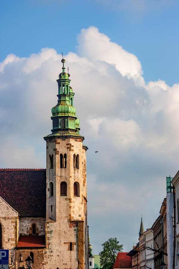KRAKÓW, POLONIA - JUNIO DE 2012: TORRE HERMOSA foto de archivo libre de regalías KRAKÓW, POLONIA - JUNIO DE 2012: TORRE HERMOSA foto de archivo libre de regalías