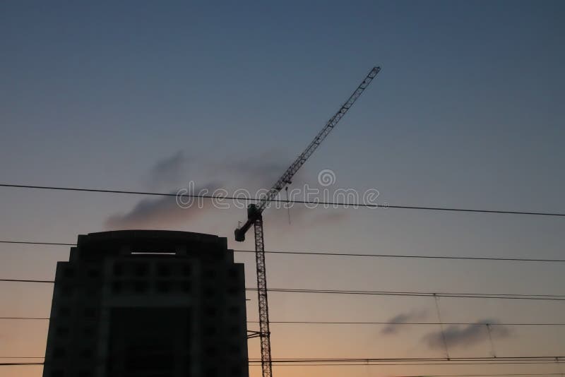 Kran und Hochbausite gegen blauen Himmel lizenzfreies stockfoto Kran und Hochbausite gegen blauen Himmel lizenzfreies stockfoto