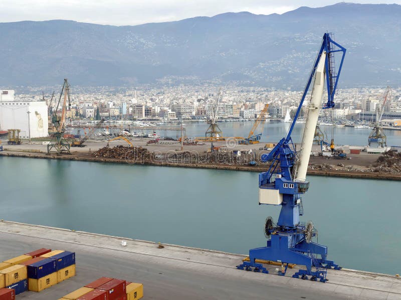 Kranar för lastcontainrar vid arbetskaj. Volos greece nov 22 2021 kranes for load containers on working dodock in harbor of volos greece