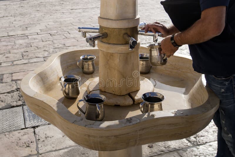 Kranen met water en speciale rituele Koppen voor washanden naast de Westelijke Muur in Jeruzalem israël de mensen wassen royalty-vrije stock afbeelding Kranen met water en speciale rituele Koppen voor washanden naast de Westelijke Muur in Jeruzalem israël de mensen wassen royalty-vrije stock afbeelding