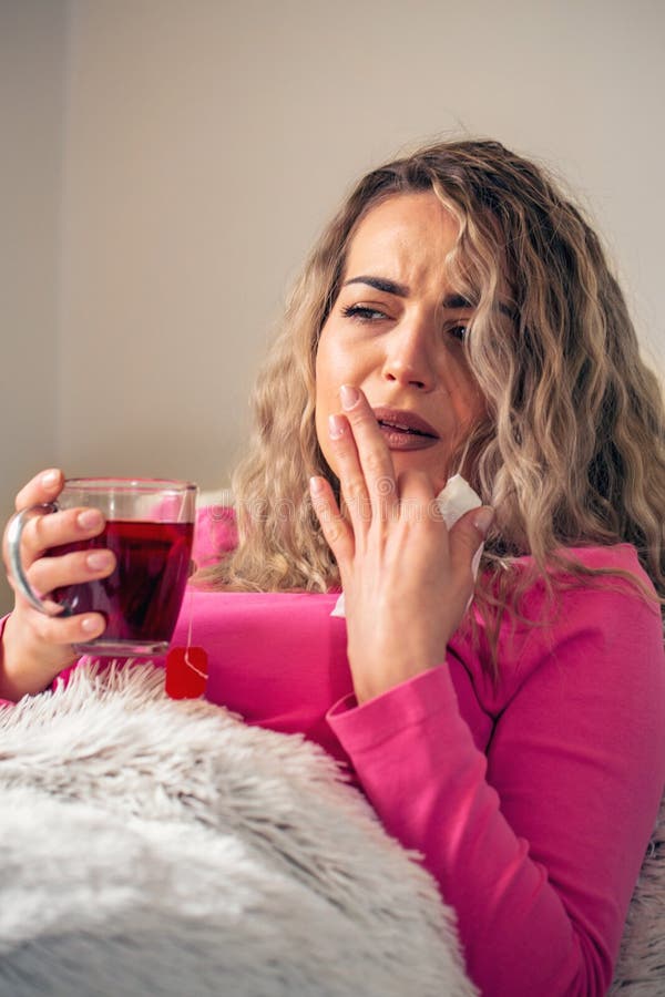 Kranke Frau im Bett, nennend im Kranken, freier Tag von der Arbeit trinken lizenzfreies stockfoto Kranke Frau im Bett, nennend im Kranken, freier Tag von der Arbeit trinken lizenzfreies stockfoto