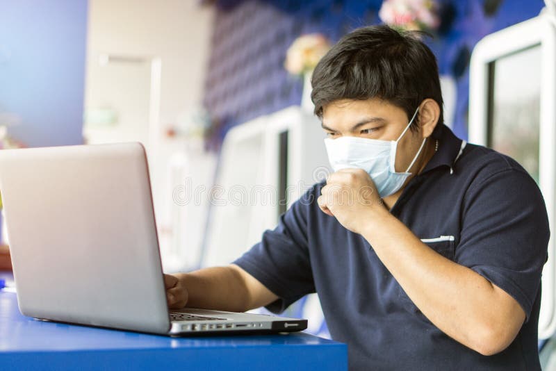 Kranke Geschäftsmanngebrauchs-Laptop-Computer mit der Temperatur und Kopfschmerzen, die im Büro arbeiten lizenzfreies stockfoto Kranke Geschäftsmanngebrauchs-Laptop-Computer mit der Temperatur und Kopfschmerzen, die im Büro arbeiten lizenzfreies stockfoto