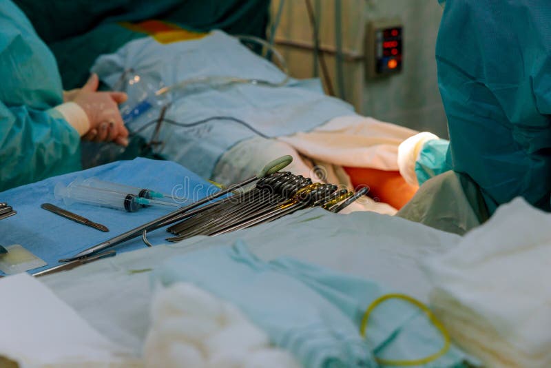 Krankenschwester, die chirurgischen Raum vorbereitet stockfotos Krankenschwester, die chirurgischen Raum vorbereitet stockfotos