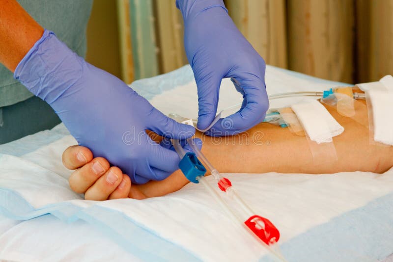Krankenschwester, die Patienten für Nierendialyse vorbereitet lizenzfreie stockfotografie Krankenschwester, die Patienten für Nierendialyse vorbereitet lizenzfreie stockfotografie