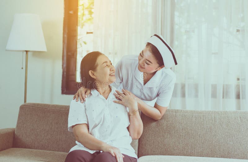 Krankenschwester, die um ihrer älteren Frau des geduldigen reifen Asiaten, älteres gesundes Konzept sich kümmert stockfoto Krankenschwester, die um ihrer älteren Frau des geduldigen reifen Asiaten, älteres gesundes Konzept sich kümmert stockfoto