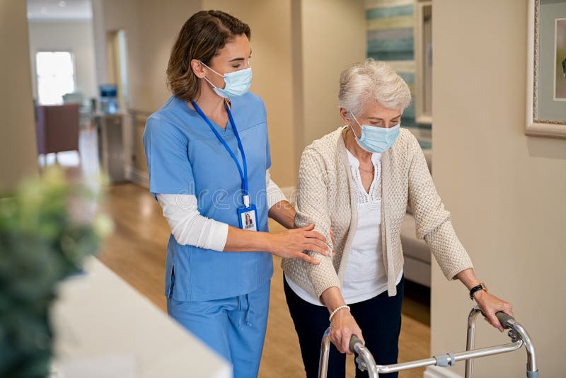 Krankenschwester, die älteren Frauenweg am Pflegeheim hilft