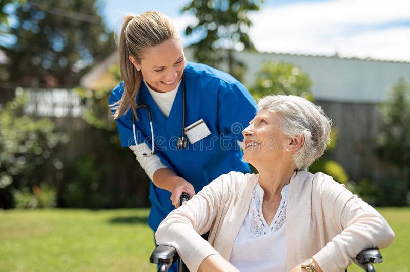 Krankenschwester kümmern sich um älterem Patienten