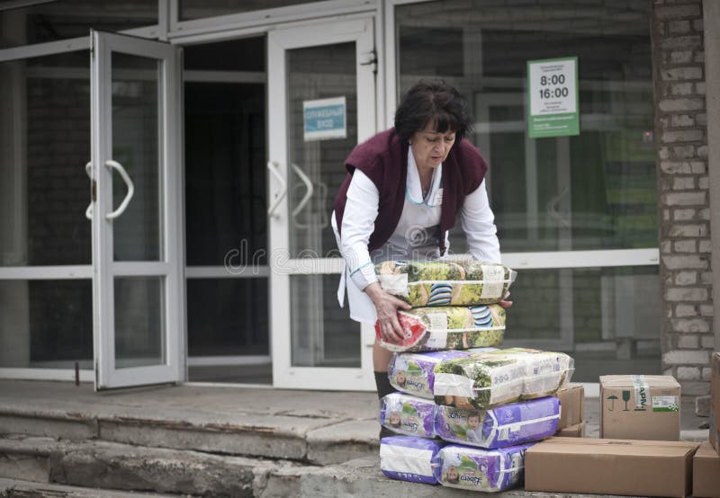 Krankenschwester nimmt humanitäre Hilfe lizenzfreies stockbild Krankenschwester nimmt humanitäre Hilfe lizenzfreies stockbild