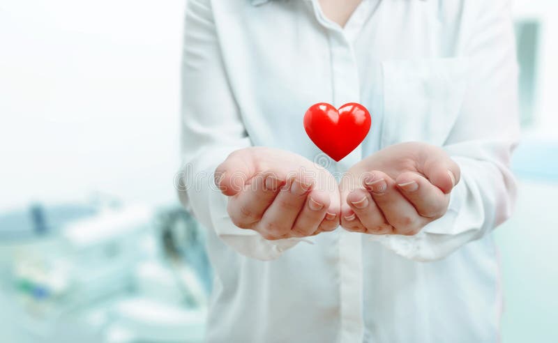 Krankenschwester zeigt Herz. Konzept der Fürsorge und Gesundheitsschutz lizenzfreie stockfotografie