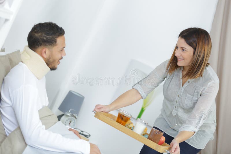 Krankenschwesterumhüllungsfrühstück zum Patienten lizenzfreies stockfoto Krankenschwesterumhüllungsfrühstück zum Patienten lizenzfreies stockfoto