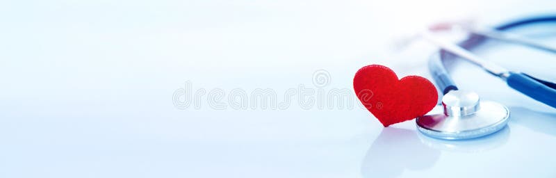 Krankenversicherung und medizinisches Gesundheitswesenherzkrankheitskonzept, eine rote Herzform mit Stethoskop auf weißem Hinterg