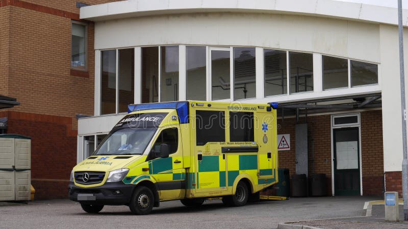 Krankenwagen an einem Krankenhaus-Eingang in England