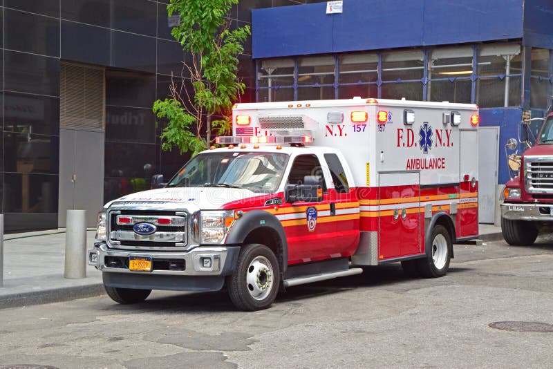 Krankenwagenauto von den Feuerwehr-New- Yorknotärztlichen Bemühungen im Dienst stockbild Krankenwagenauto von den Feuerwehr-New- Yorknotärztlichen Bemühungen im Dienst stockbild