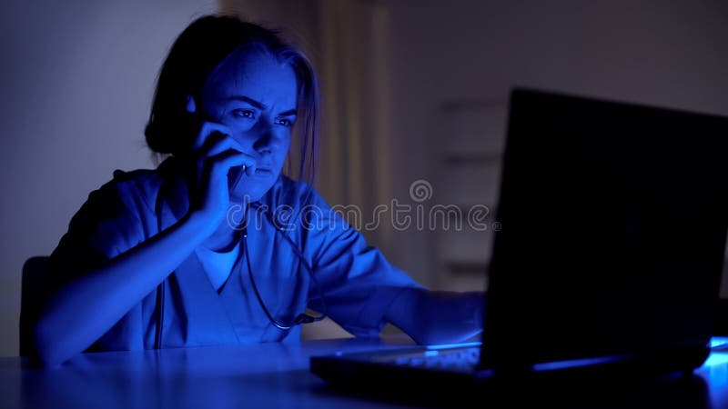 Krankenwagenbetreiber, der Karte des Anrufs und des F?llens medizinische des Patienten, Service 911 nimmt stockfoto Krankenwagenbetreiber, der Karte des Anrufs und des F?llens medizinische des Patienten, Service 911 nimmt stockfoto