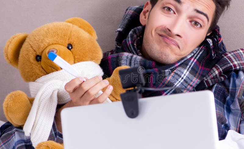 Kranker Mann, der unter Grippe im Bett leidet stockbild Kranker Mann, der unter Grippe im Bett leidet stockbild